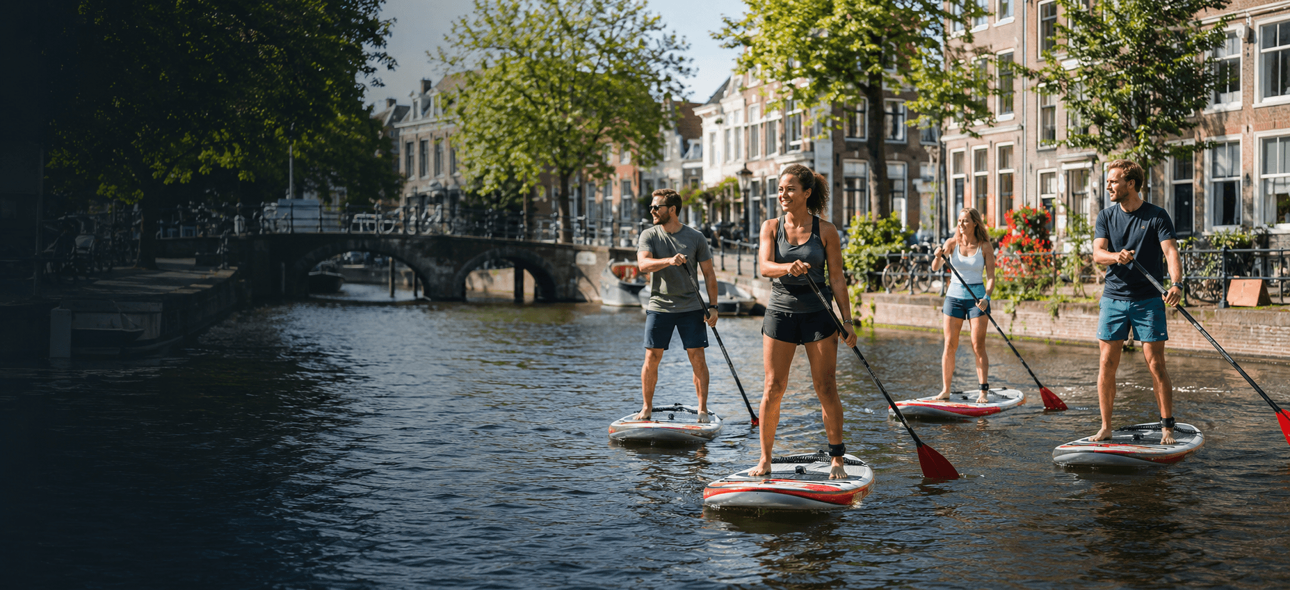 Een groep vrienden die door de grachten van Leiden supt