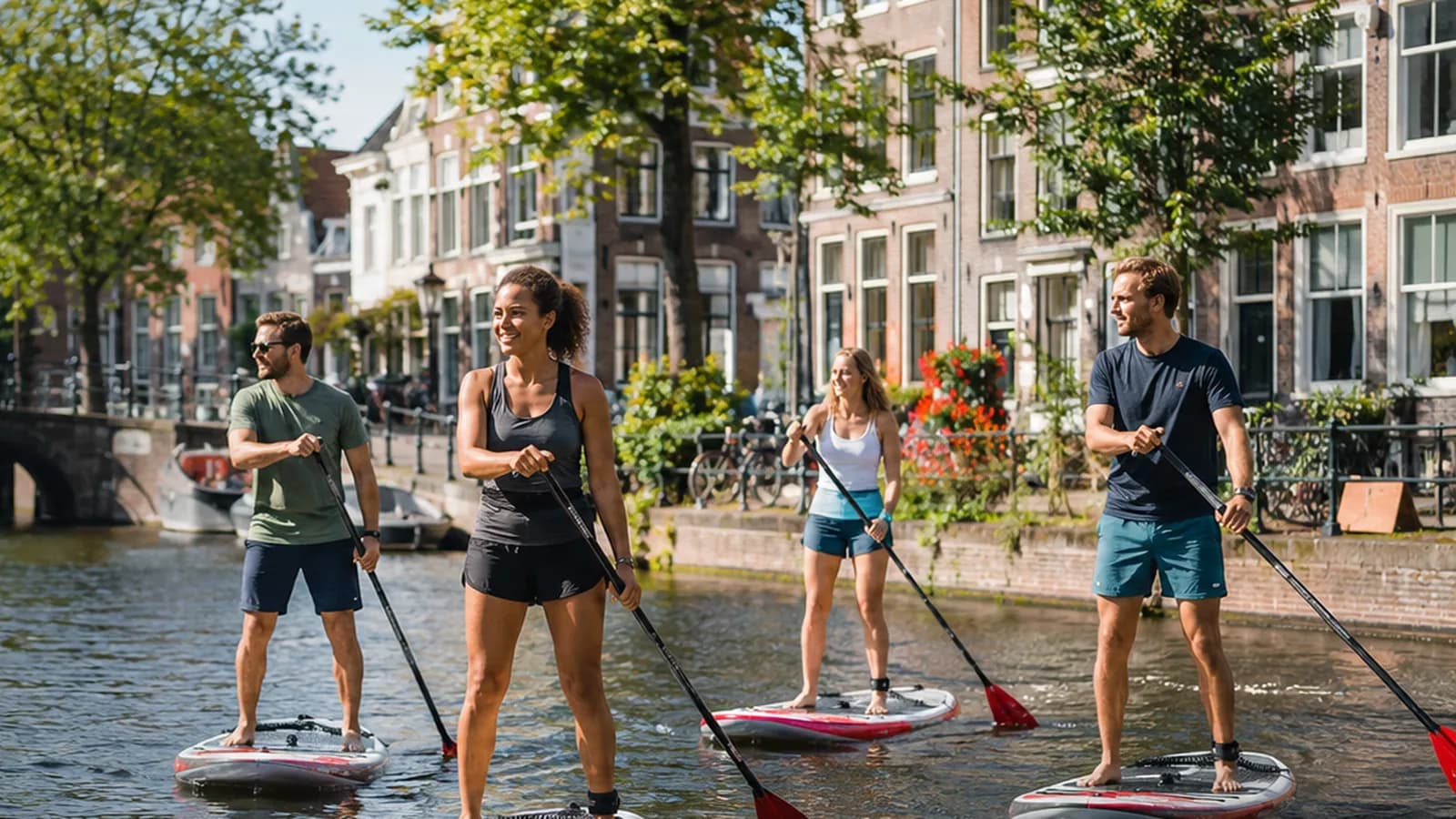 Collega’s suppen samen door een Leidse gracht