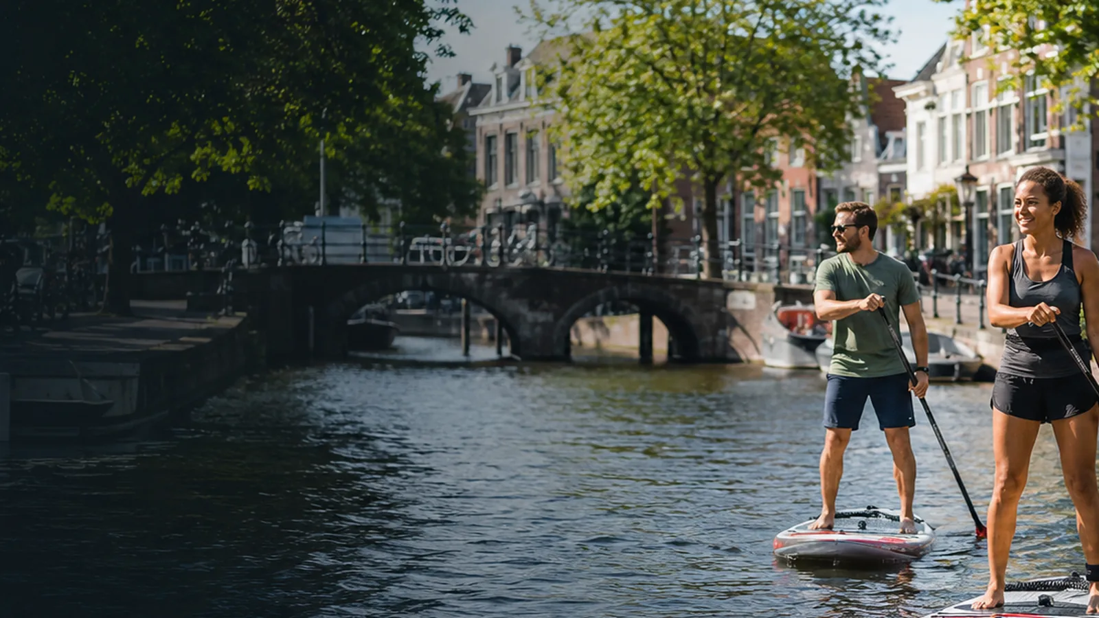 Groep suppers op het water in de historische binnenstad van Leiden