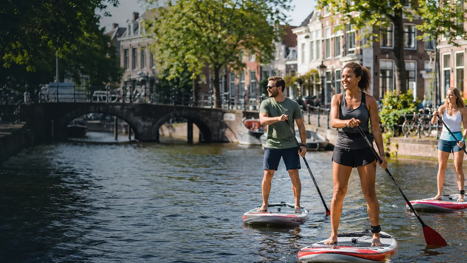 Suppers varen onder een brug door in de Leidse binnenstad