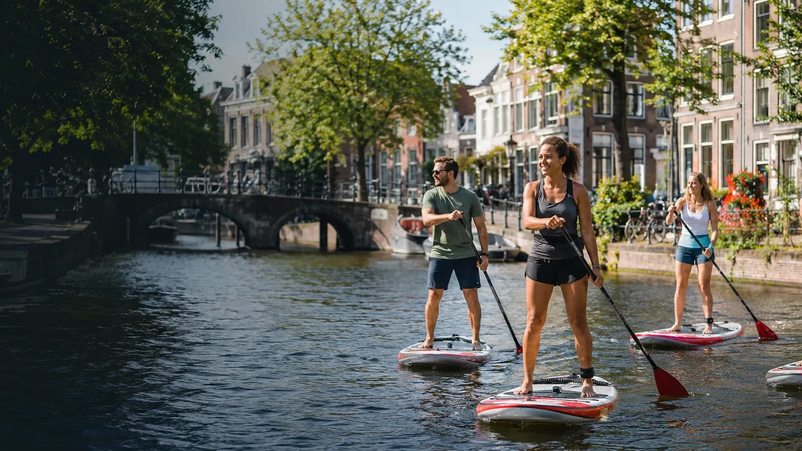 Supper peddelt rustig door een gracht in de Leidse binnenstad