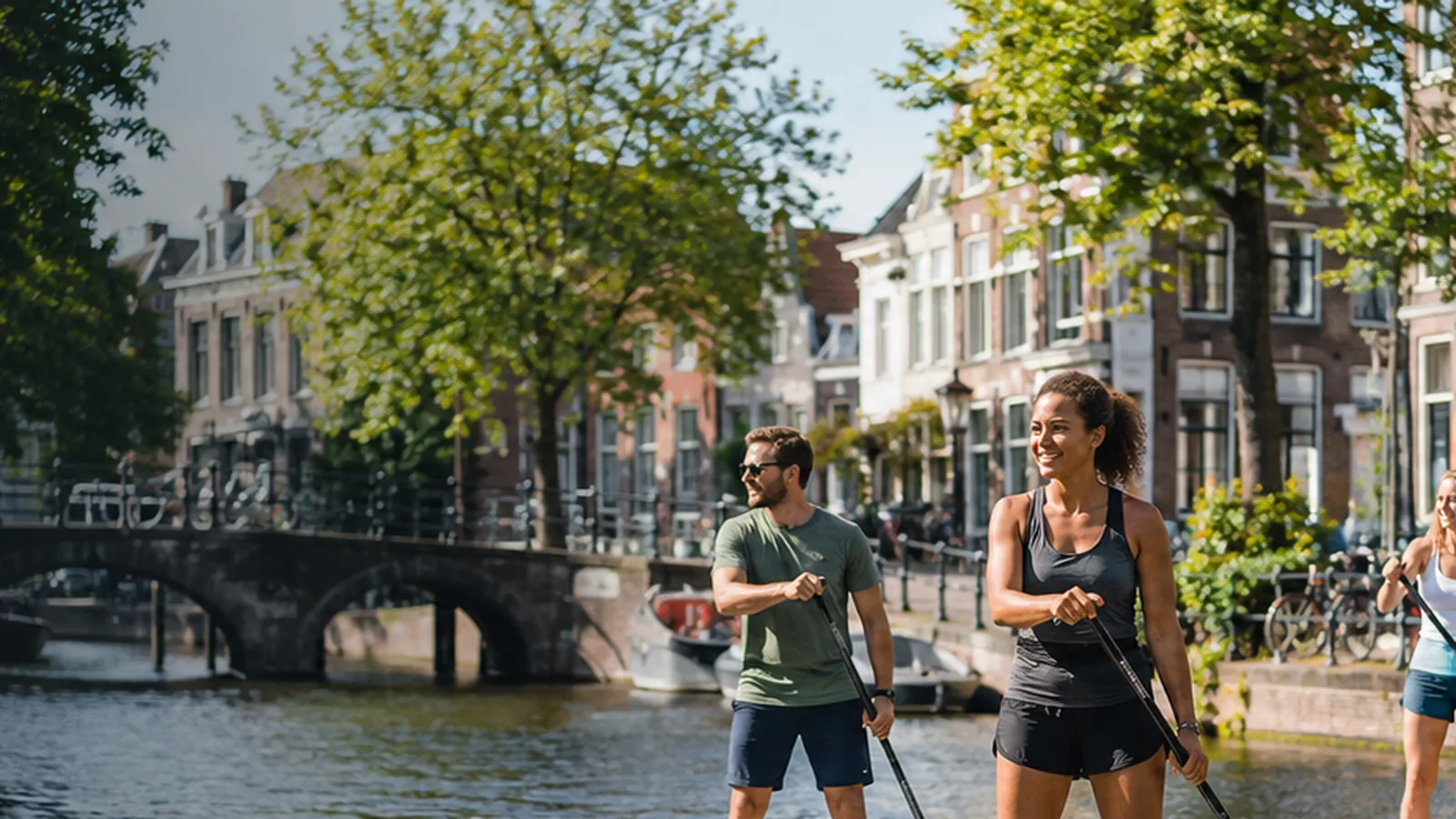 Suppers op rustig grachtwater in de Leidse binnenstad