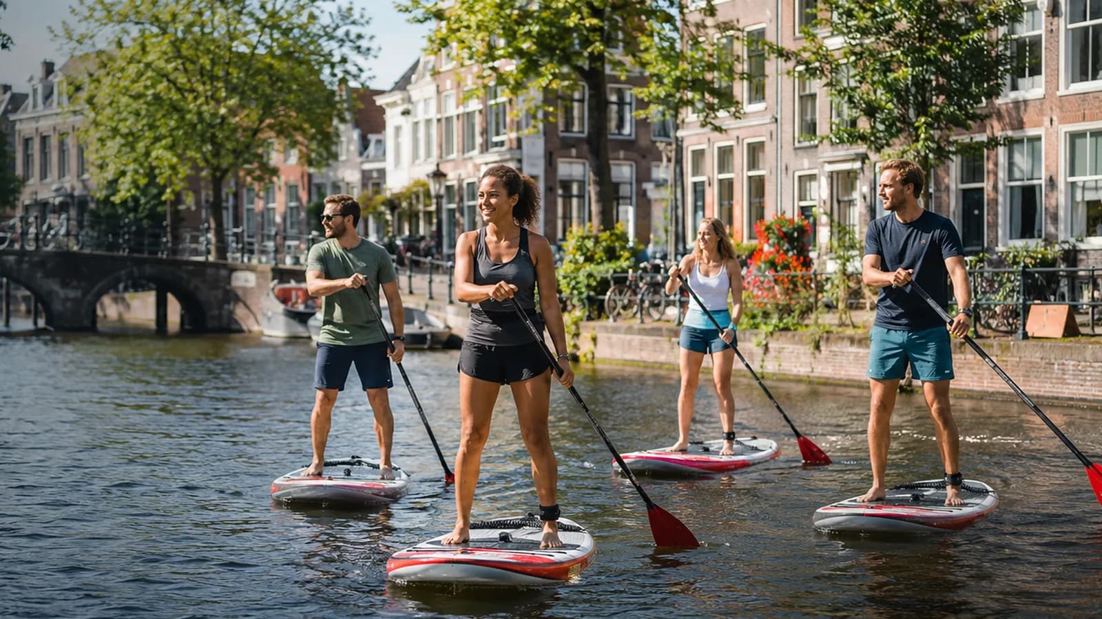 Groep suppers op de grachten in het centrum van Leiden