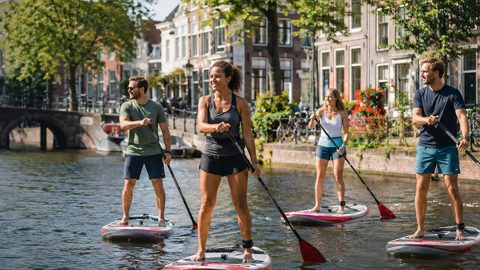 Suppers peddelen langs de kades van een Leidse gracht