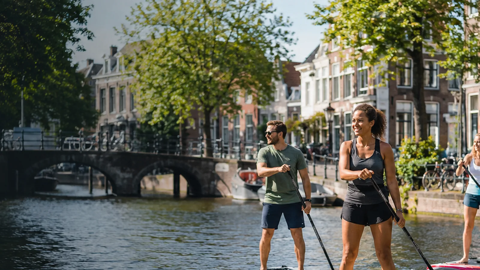 Vriendengroep supt samen door de grachten van Leiden